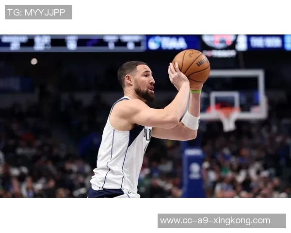 克莱半场神勇表现三分球9中6狂砍23分引发全场惊叹